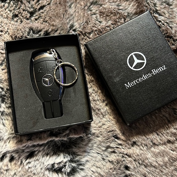 MERCEDES USB FLASH DRIVE 8GB. Very Nice Looking Key Chain. Very Light Weight.